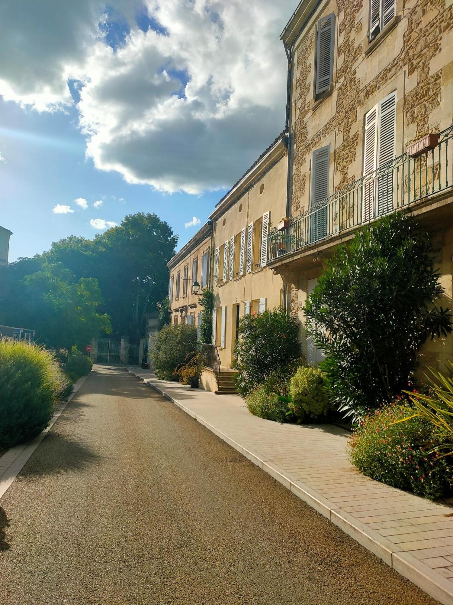 "Les Chacobins" - Appart'Etape Avec Garage Velos La Réole Exterior foto